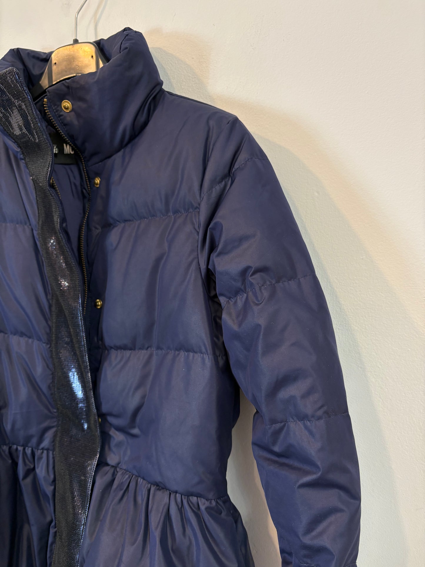 LOVE MOSCHINO. Plumas azul detalles T.36