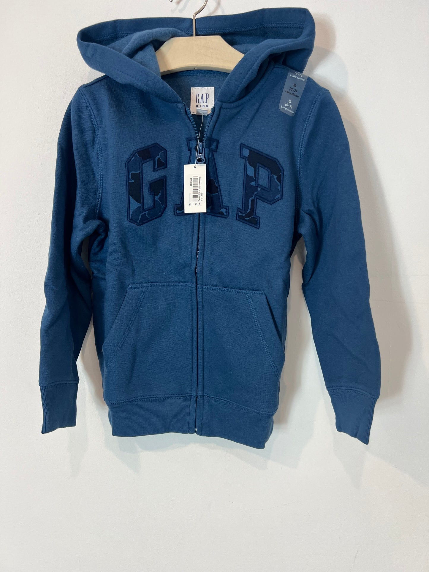 GAP. Blue zip-up sweatshirt. Size 6-7 years