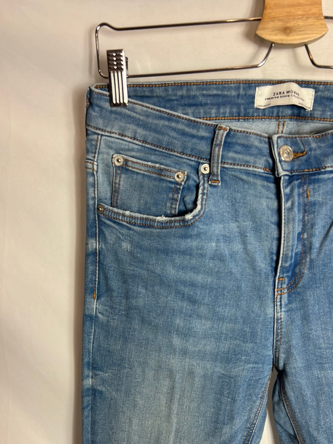 ZARA. Denim pitillo efecto desgastado. T 40
