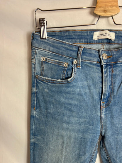 ZARA. Denim pitillo efecto desgastado. T 40