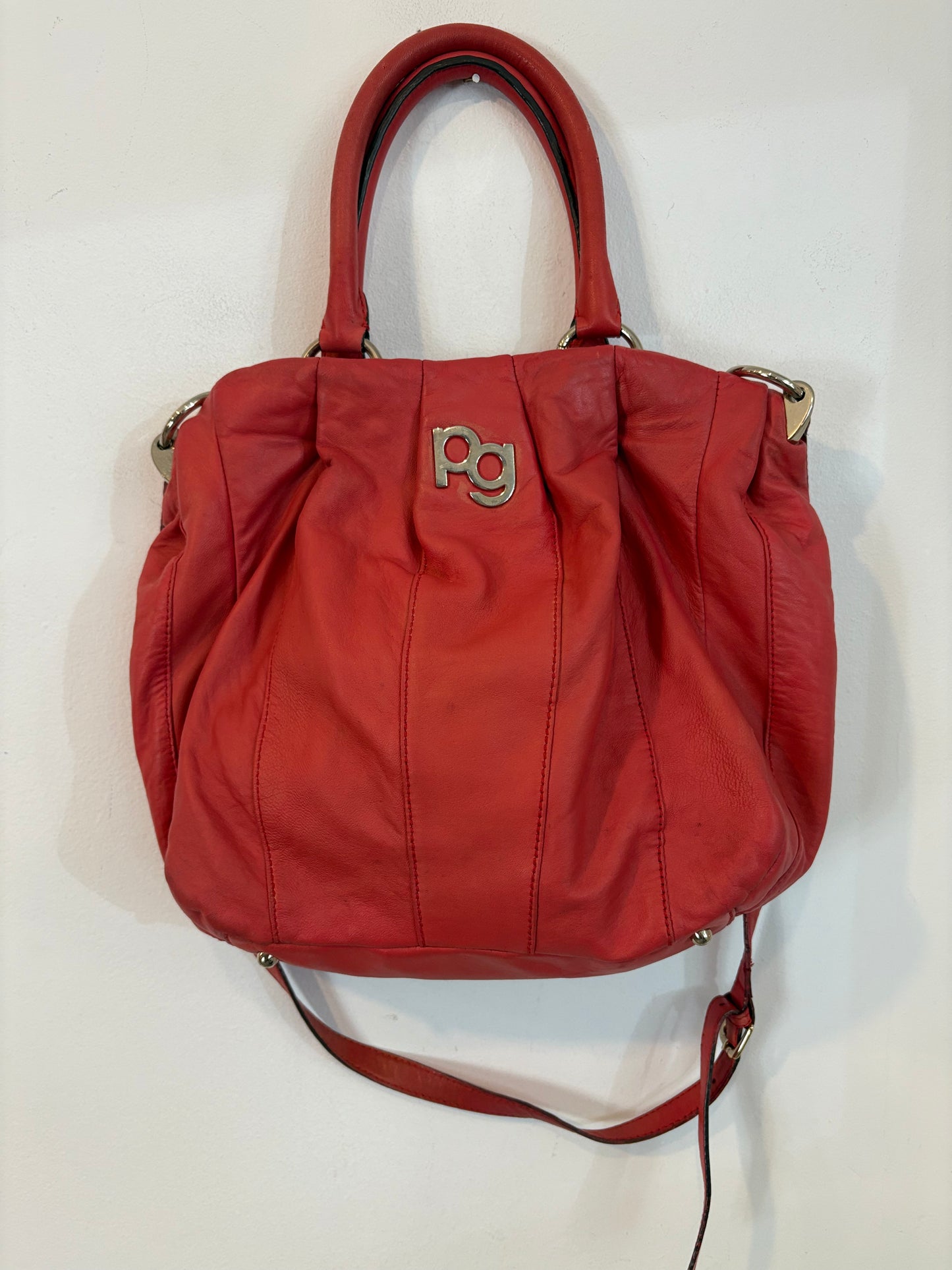 PURIFICACIÓN GARCIA. Bolso rojo piel doble asa