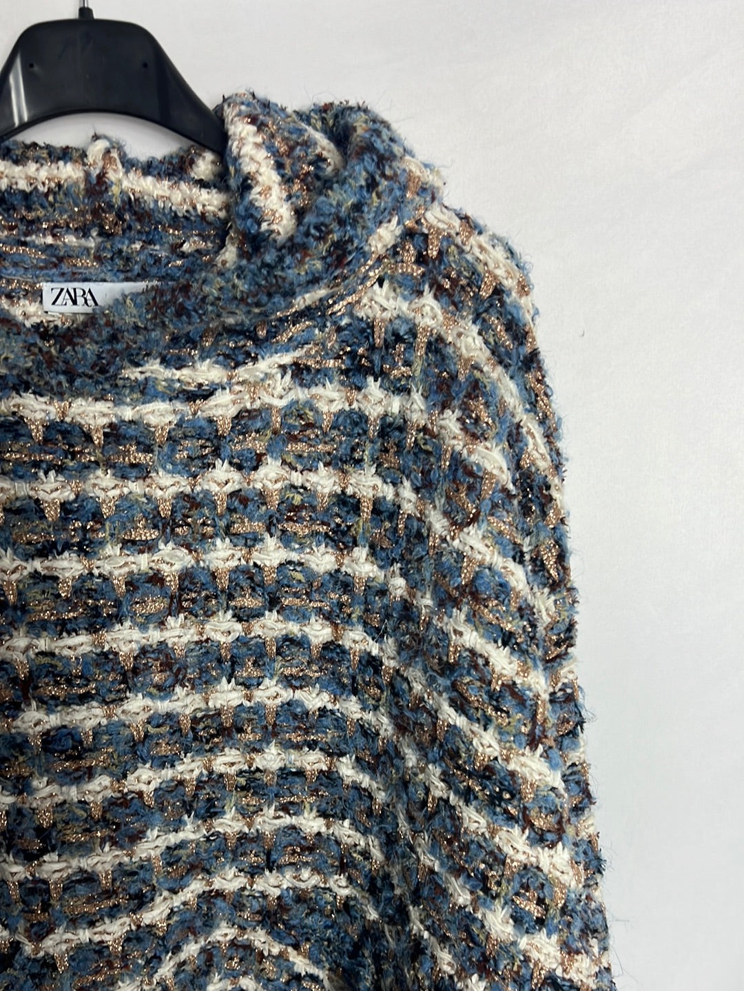 ZARA. Jersey hilos dorados capucha. TM