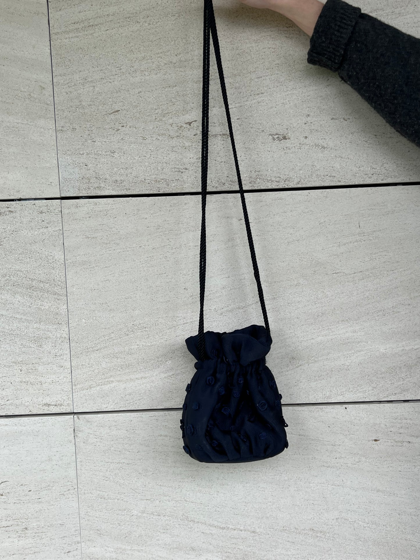 DRAP DIFUSSION. Dark blue bucket-style bag