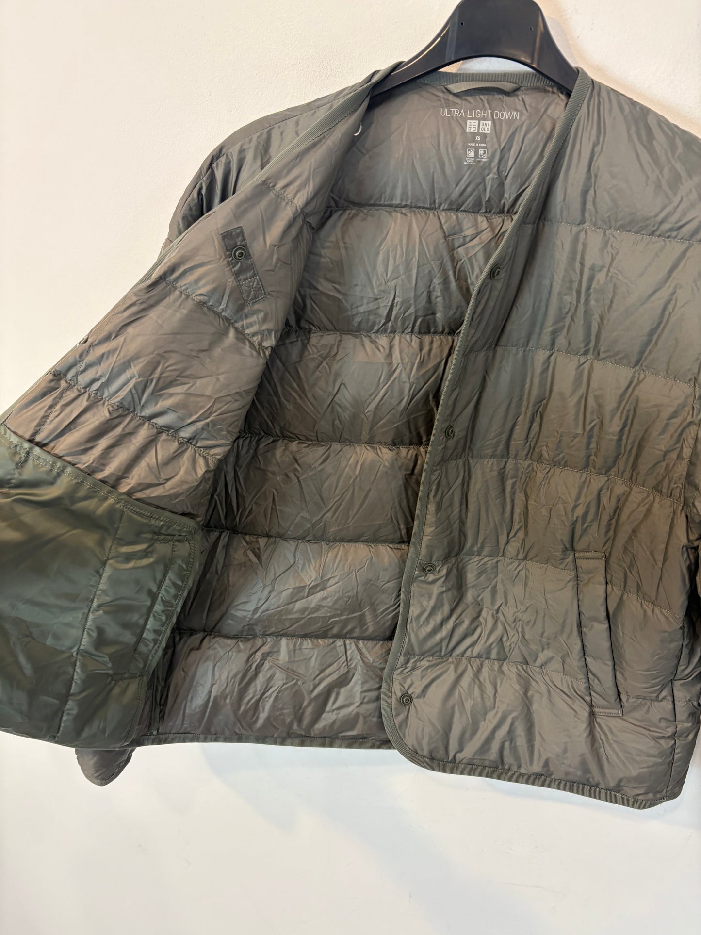 UNIQLO. Chaqueta plumas ultraligera verde