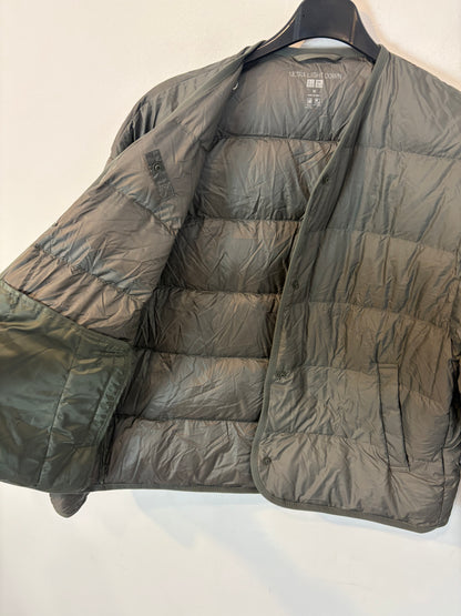 UNIQLO. Chaqueta plumas ultraligera verde