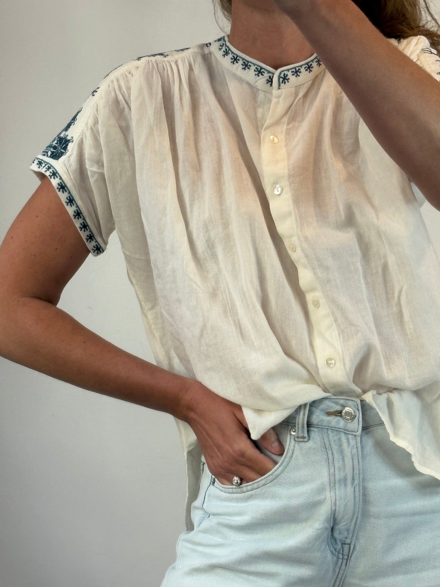 STAR MELA. Blusa blanca bordados azules