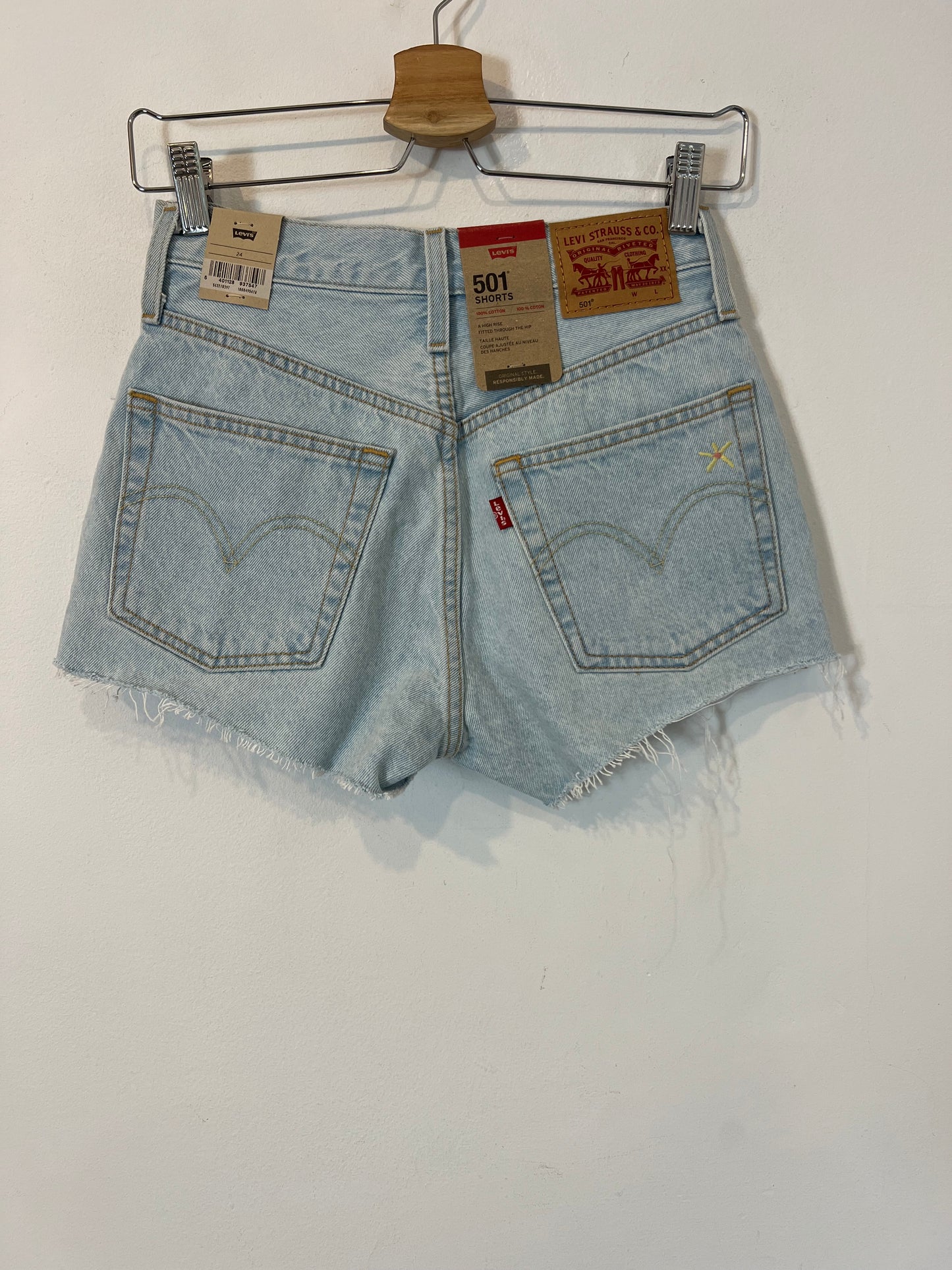 LEVI'S. Embroidered flower shorts T.24(34)
