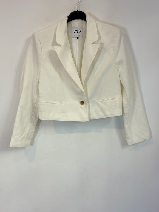 ZARA. Chaqueta blanca mezcla cortita