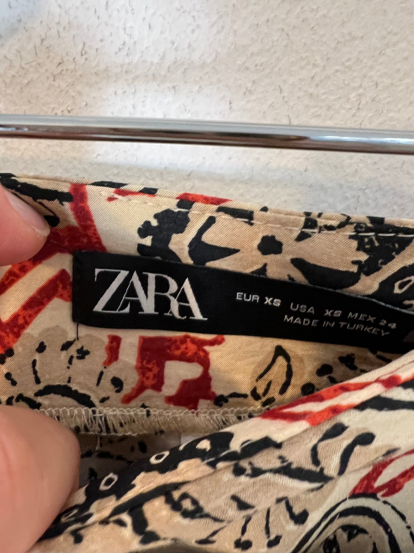 ZARA. Falda corta efecto pareo detalle flecos. T XS