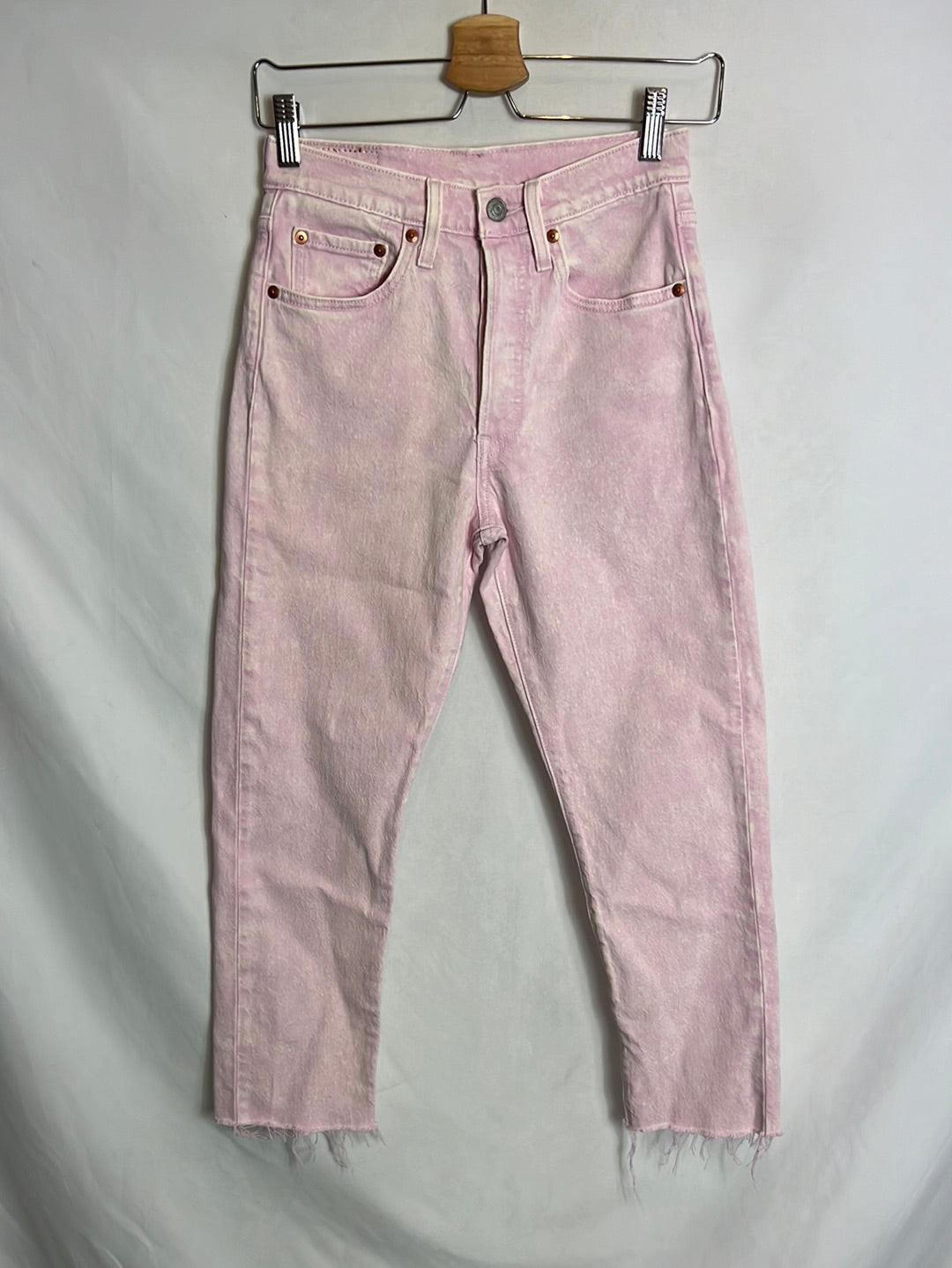 LEVI´S. Pantalón vaquero rosa efecto desgastado 501. T 24 (34)