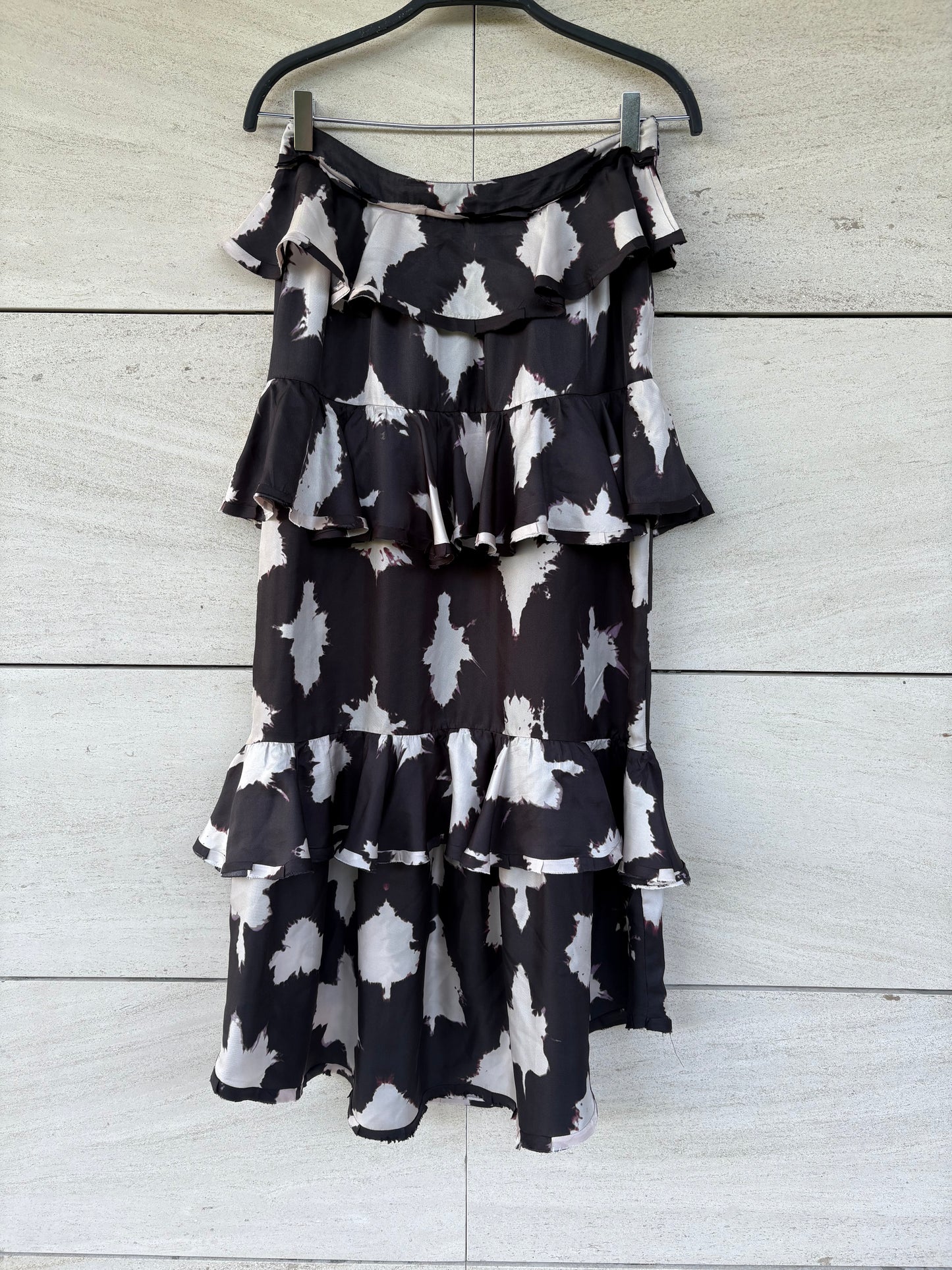 ULLA JOHNSON. Falda larga estampada volantes. T M