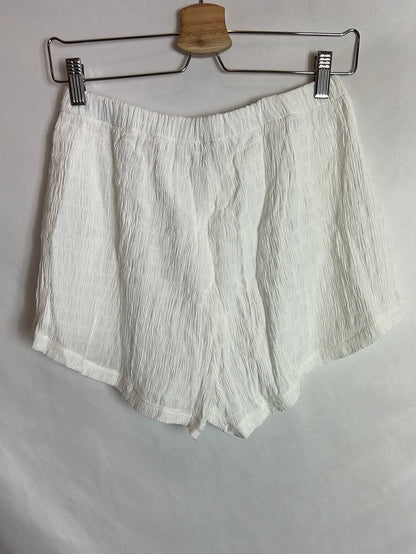 SHEIN. Pantalón corto blanco textura. T M
