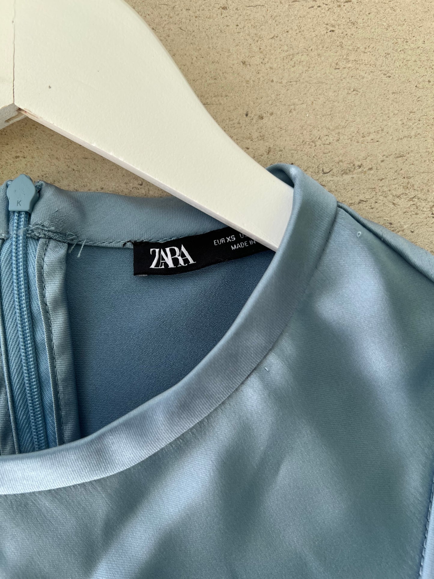 ZARA. Vestido satinado azul  T.s