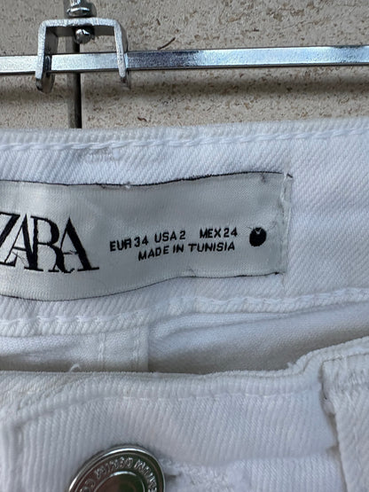 ZARA. Denim blanco acampanado