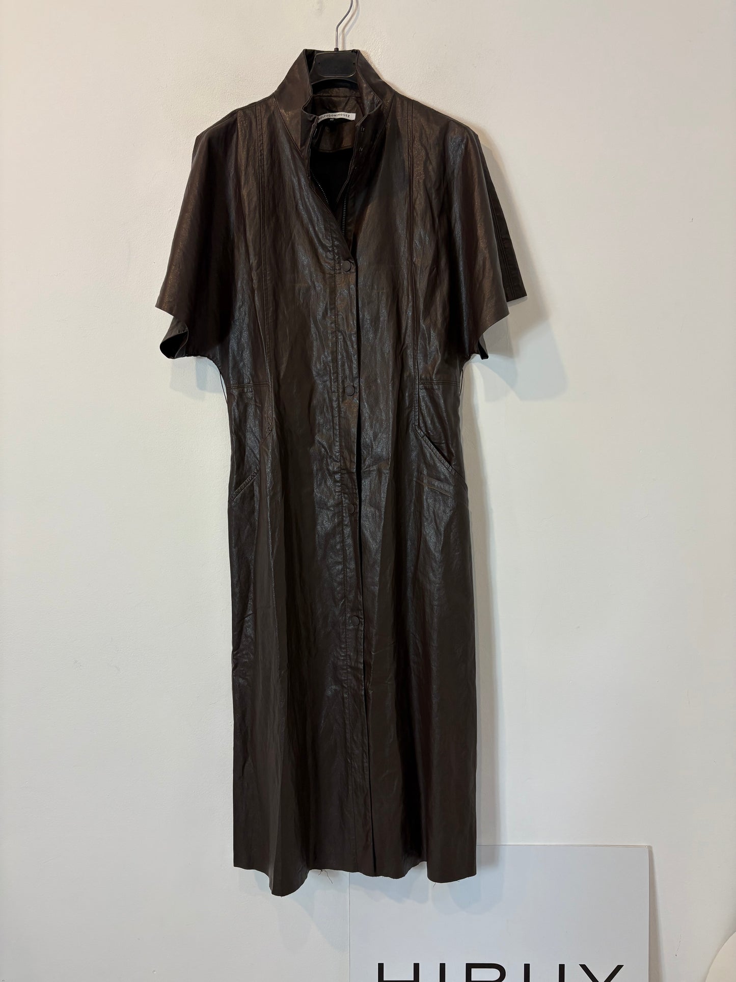 ADOLFO DOMINGUEZ. Vestido midi marrón efecto piel