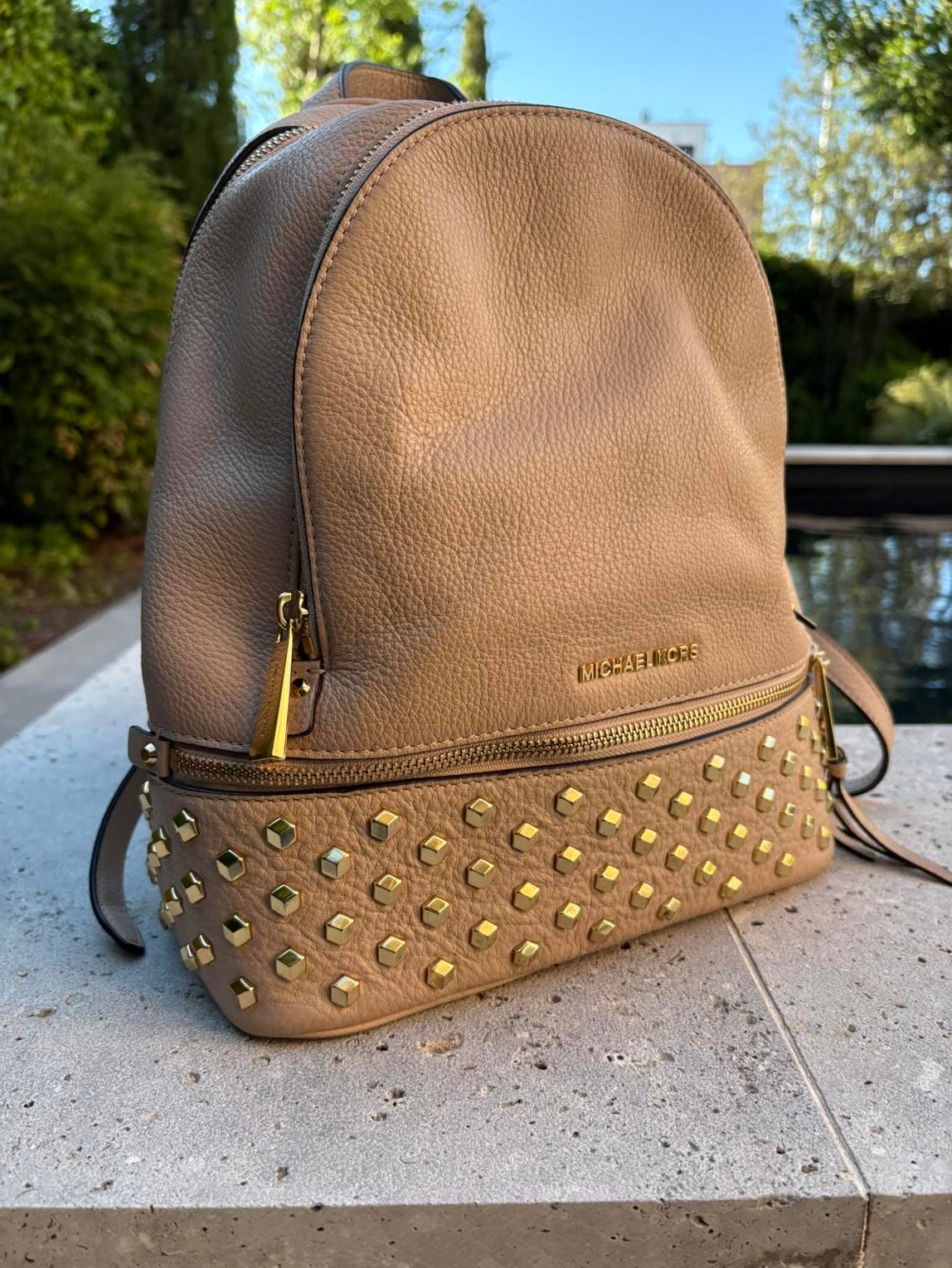 MICHAEL KORS. Mochila mediana piel tachuelas