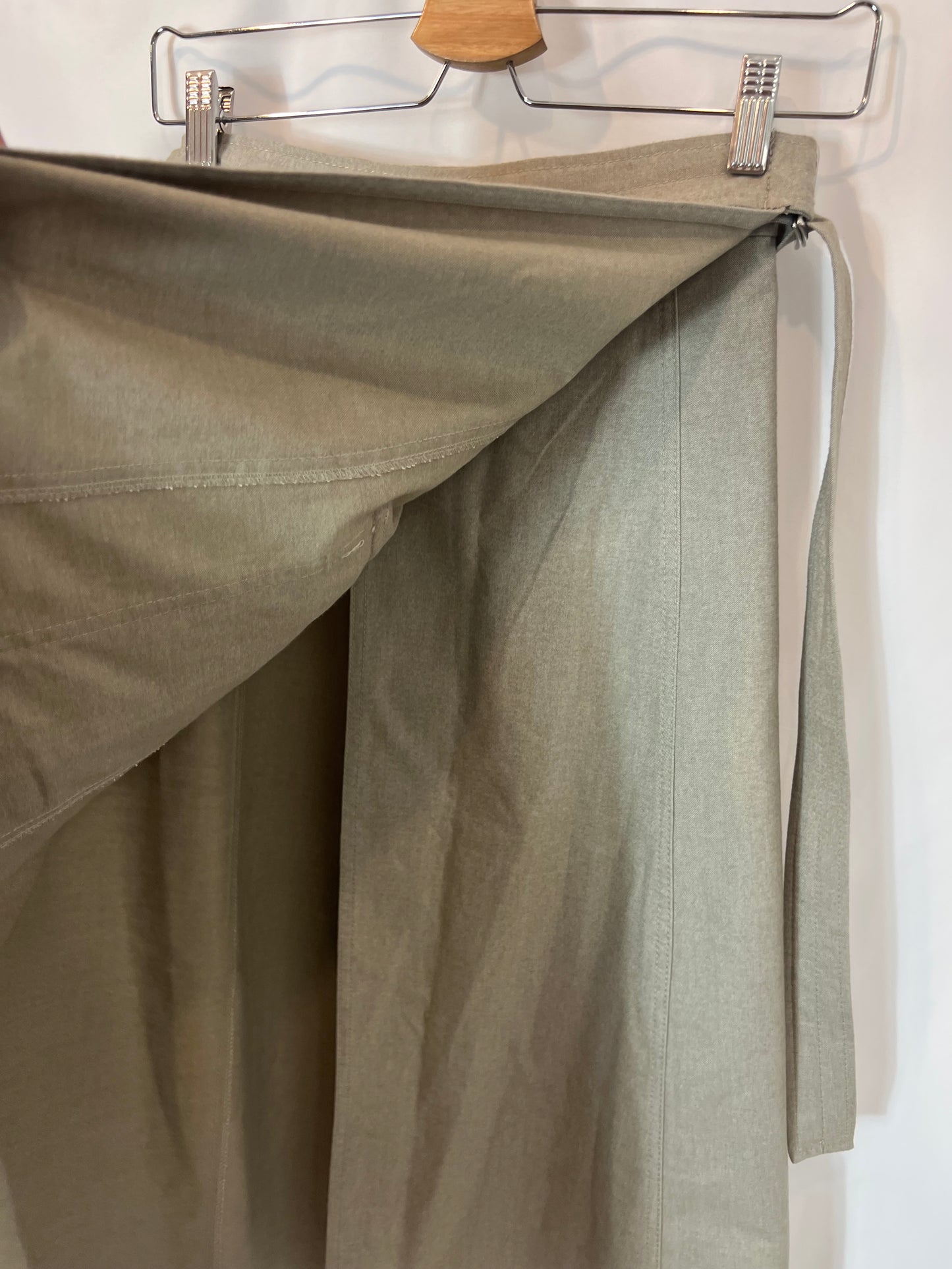 ZARA. Falda midi beige bolsillo T.xs