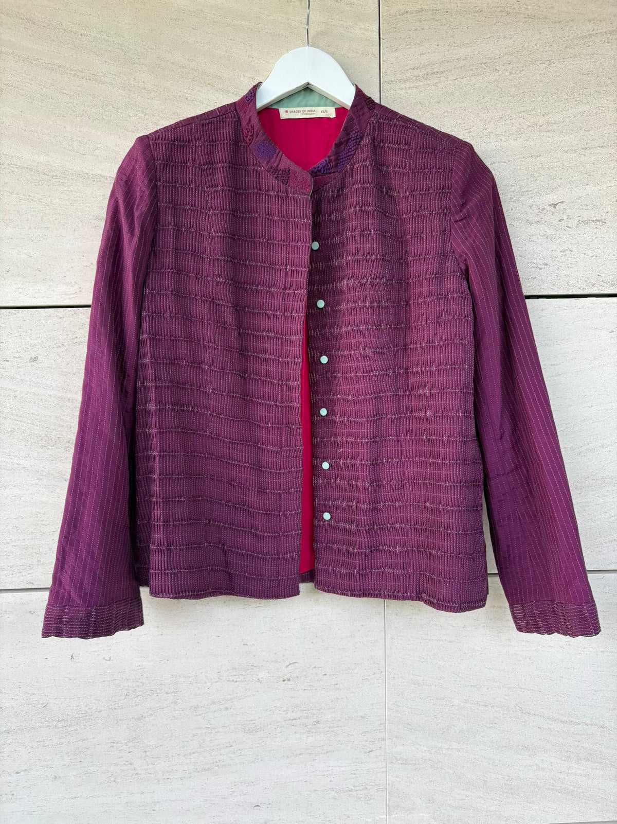 SHADES OF INDIA. Chaqueta berenjena bordada a mano