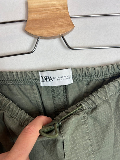 ZARA. Falda midi verde textura. T XS (Tara)