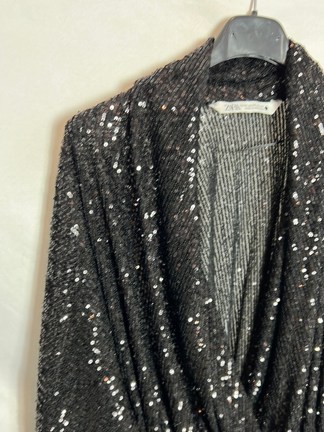ZARA. Top negro lentejuelas  cruzado. T XS