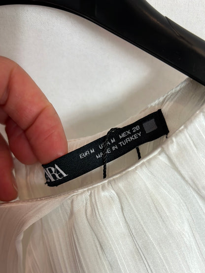 ZARA. Blusa blanca textura detalle mangas. T M