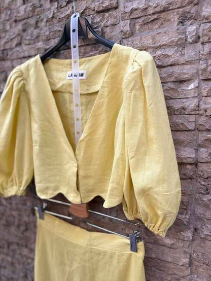 LAAGAM. Conjunto amarillo con lino