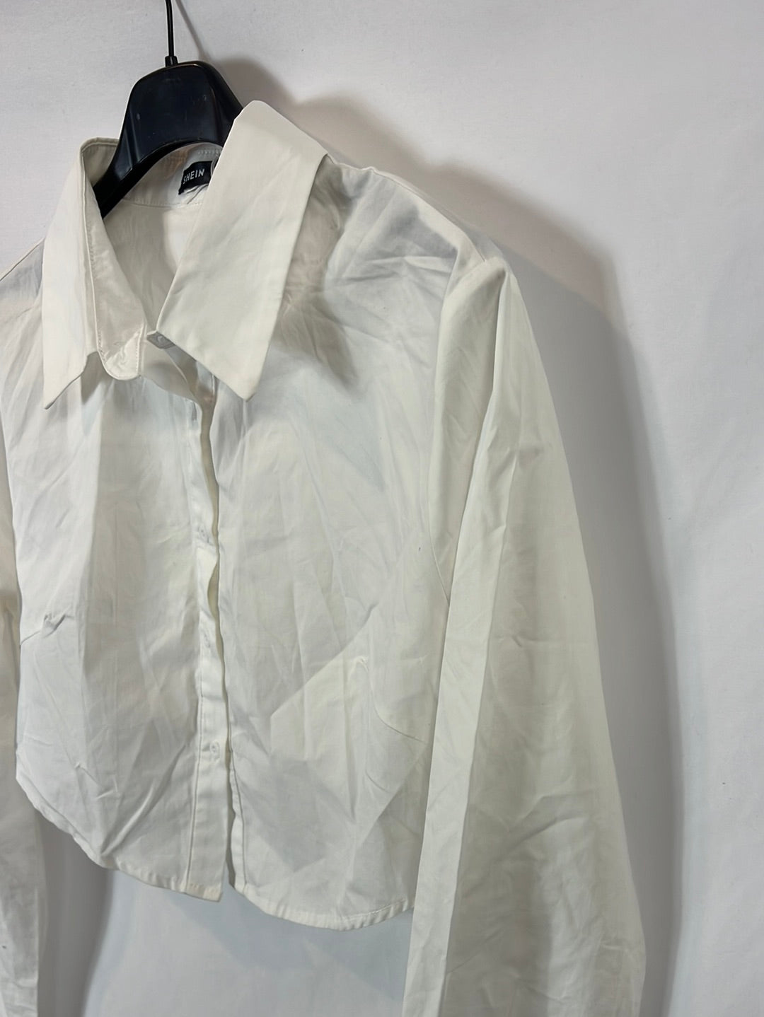 SHEIN. White cropped Tm shirt