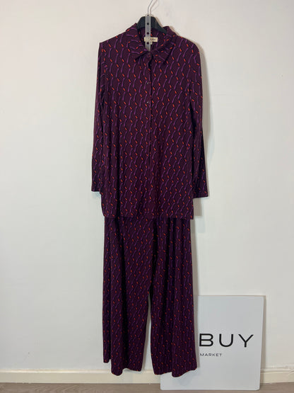 SURKANA. Total look estampado retro. T M