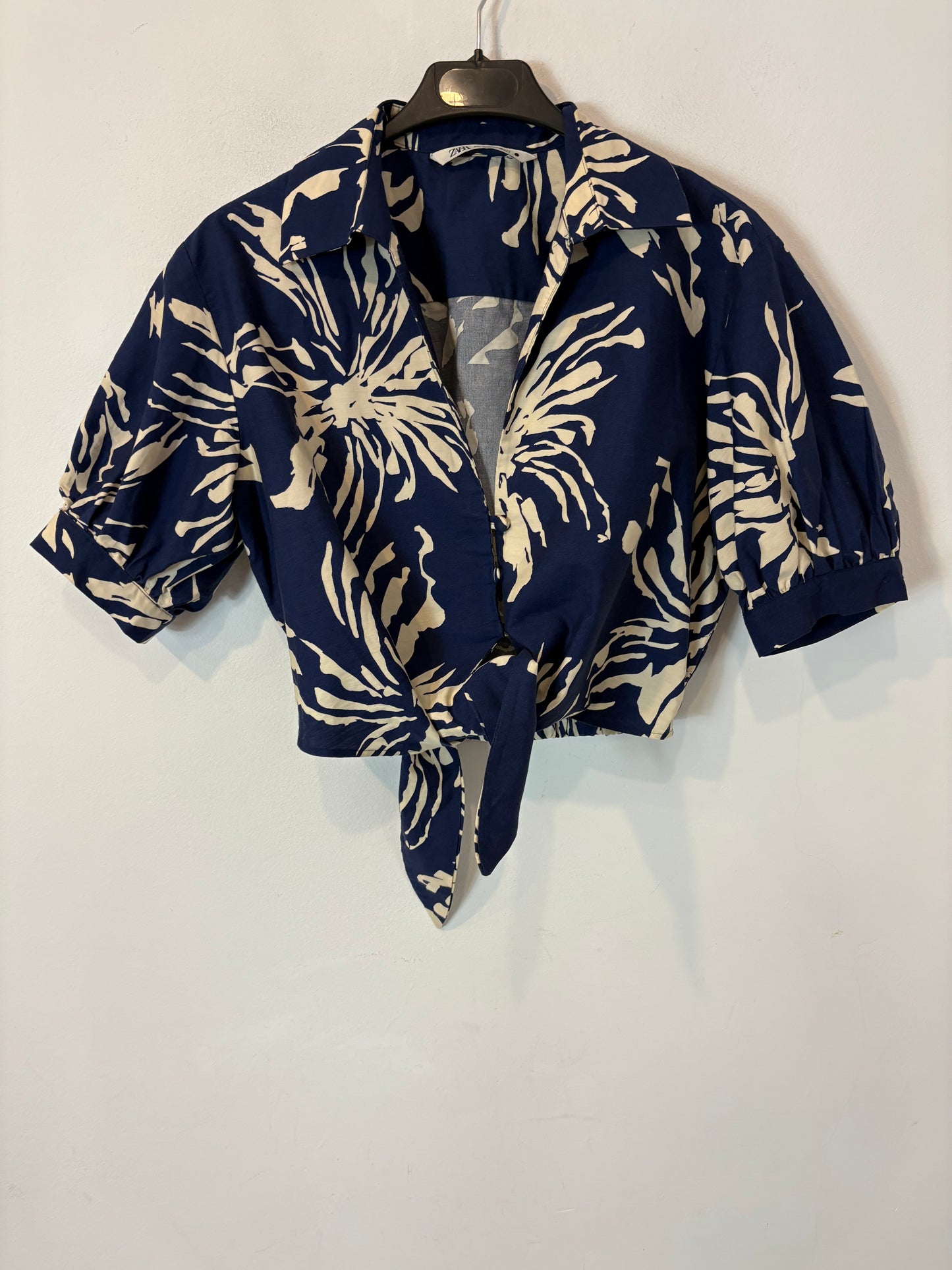 ZARA. Conjunto falda y blusa azul estampado