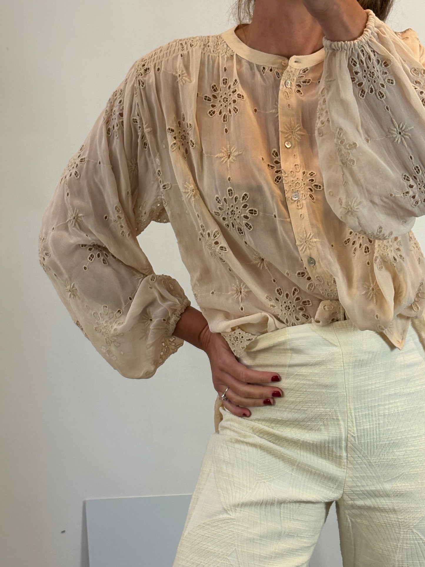 ZARA. Blusa beige bordados vaporosa