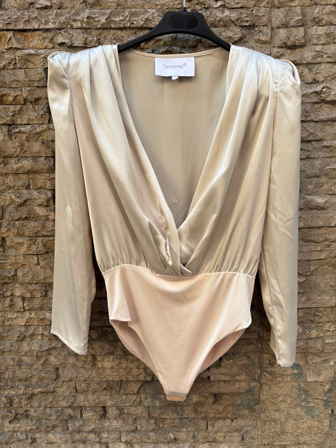 IQ COLLECTION. Body champagne hombreras