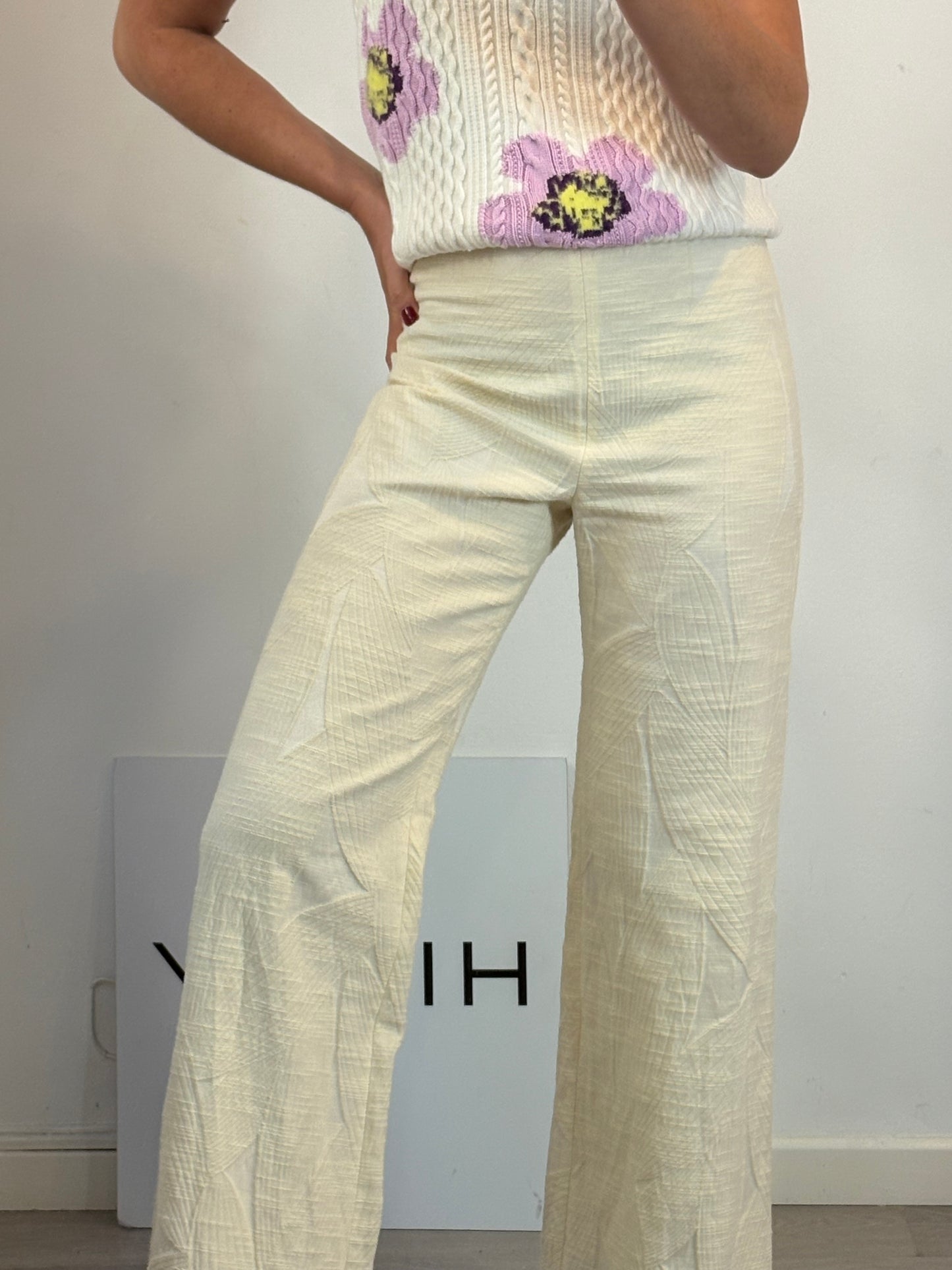 PANAMBI. pantalón textura en crudo
