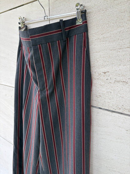ZARA. Pantalón gris rayas burdeos
