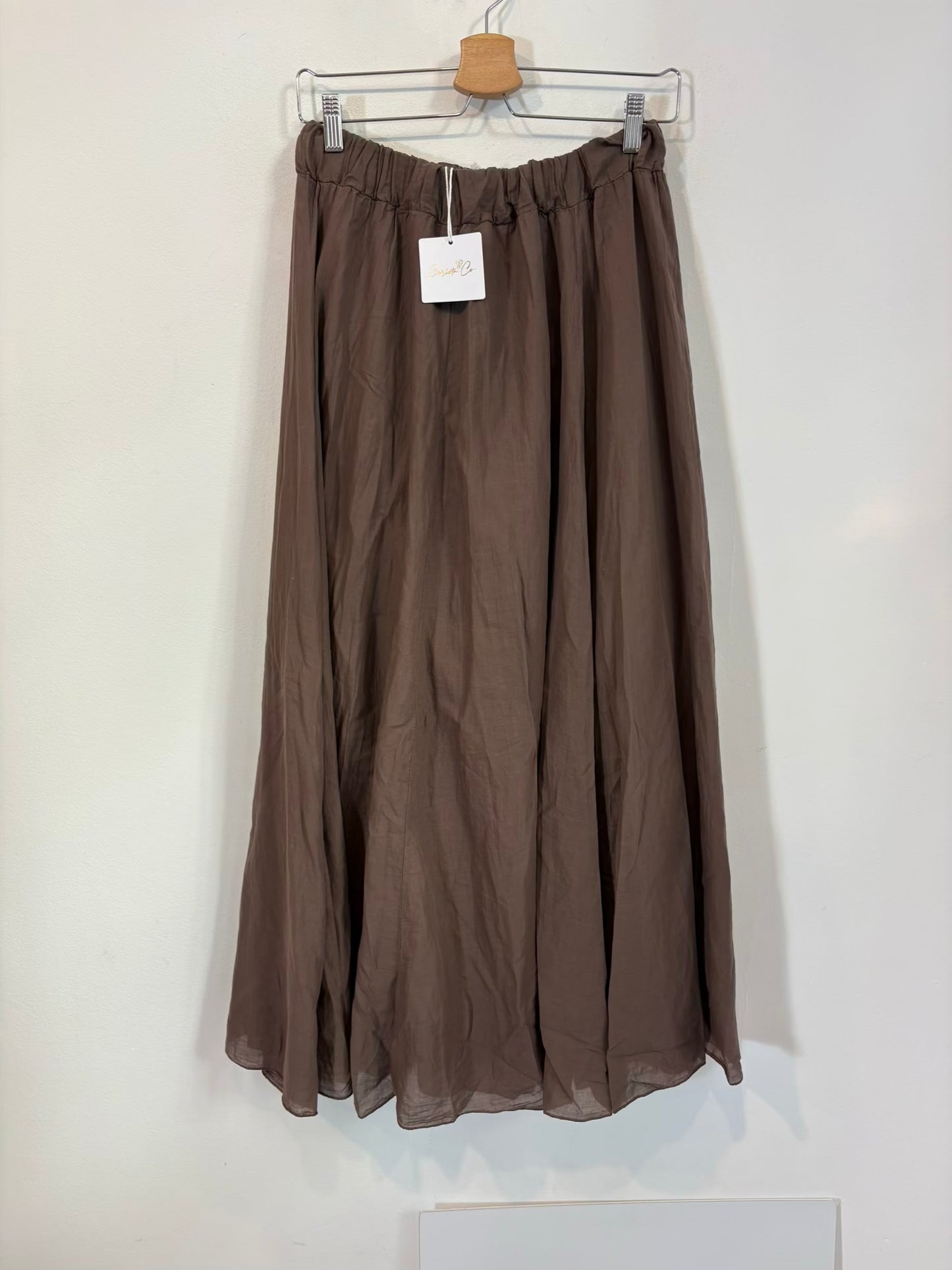 CARLOTA & CO. Falda larga marrón fluida