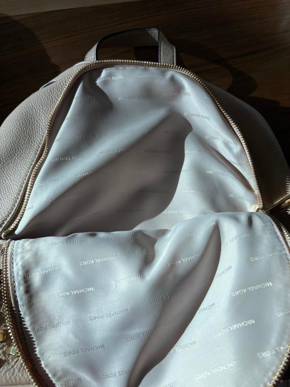 MICHAEL KORS. Mochila mediana piel tachuelas