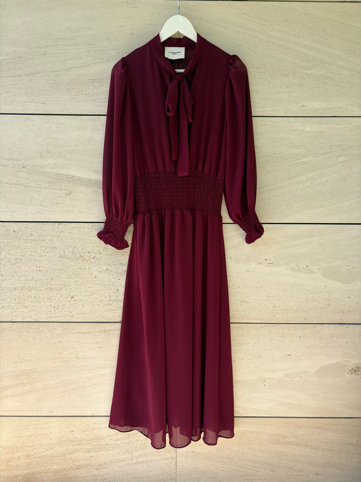 JUAN AVELLANEDA x SEEIOU. Vestido midi fluido granate