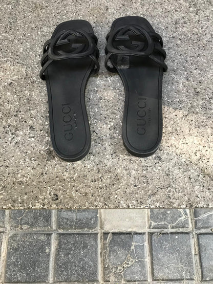 GUCCI. Sandalia plana Interlocking de goma. T 38