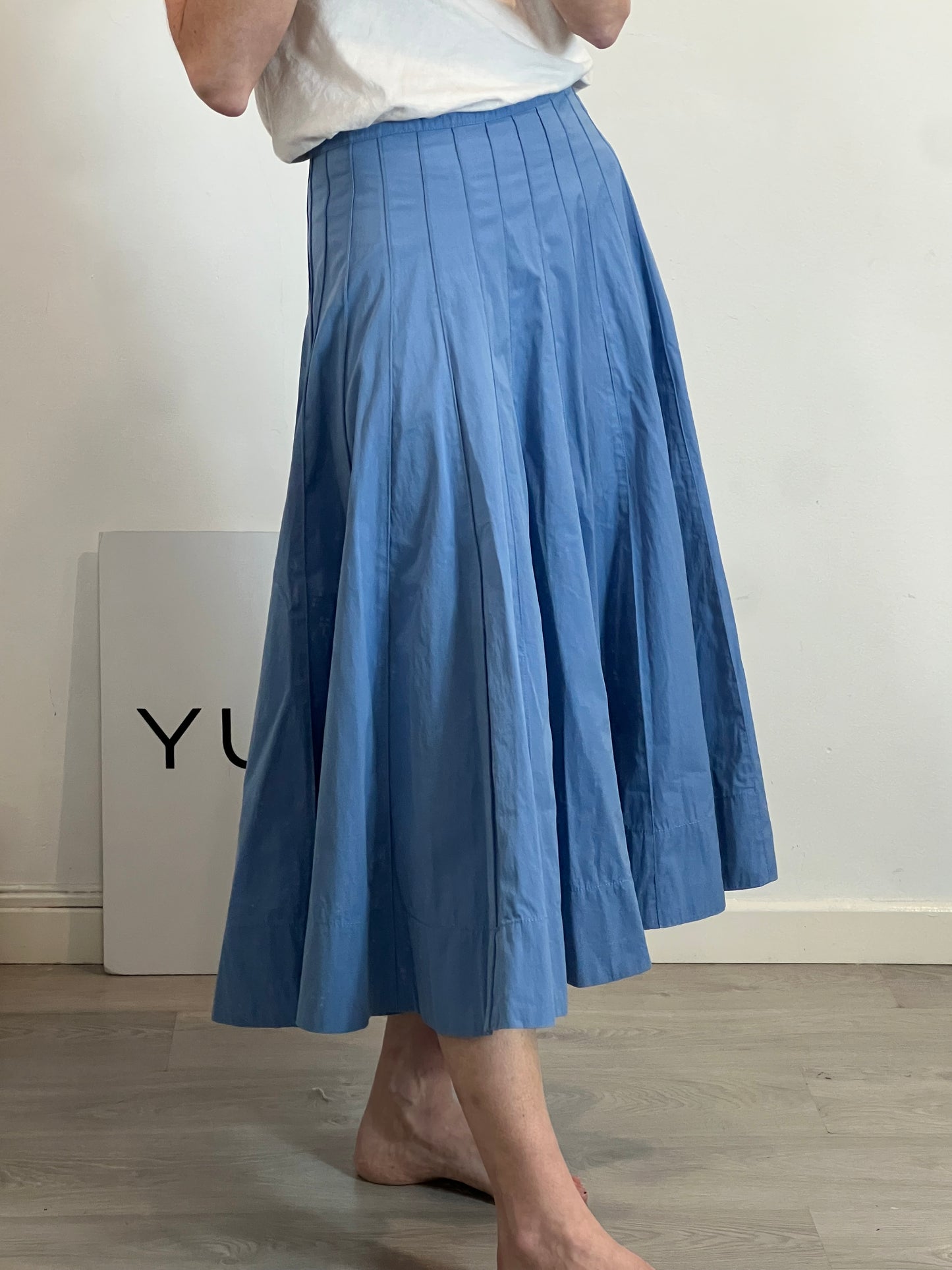 ZARA. Falda midi azul costuras