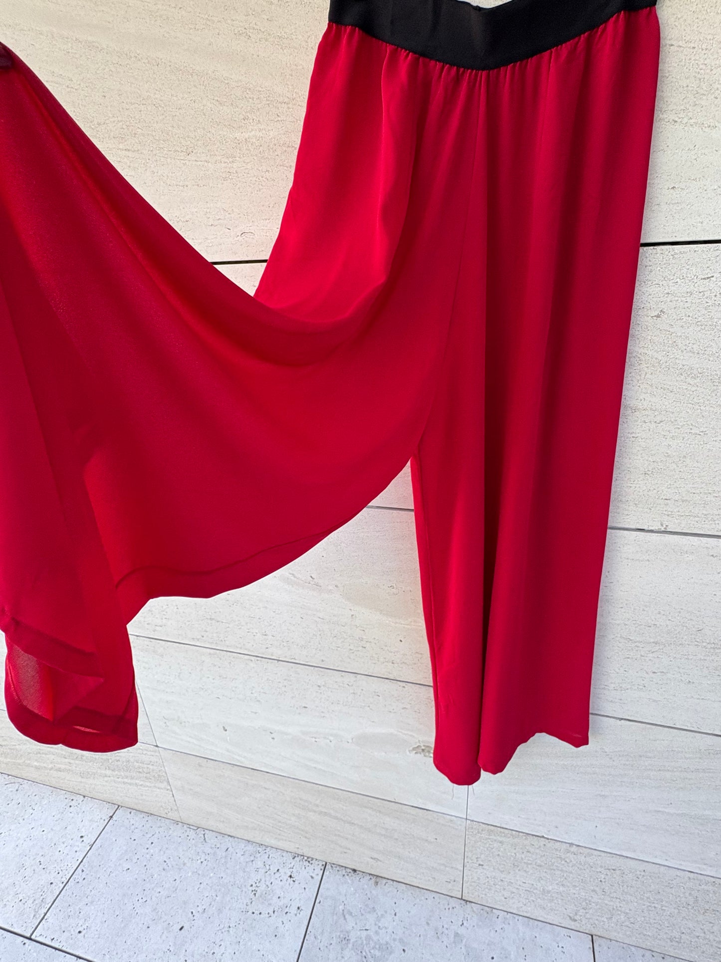MARIA CALDERARA. Total look fluido en rojo
