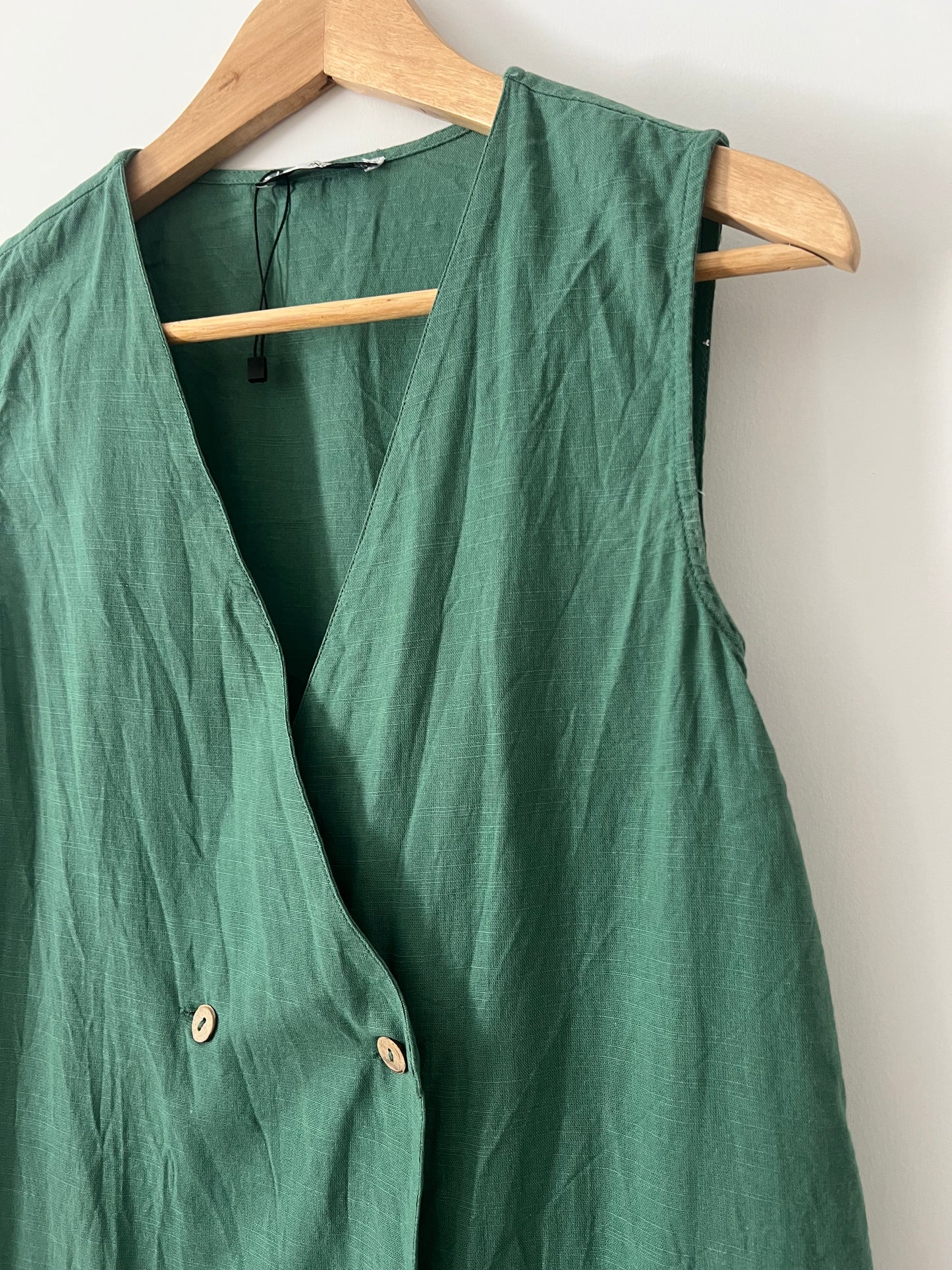 MANGO. Chaleco verde fluido