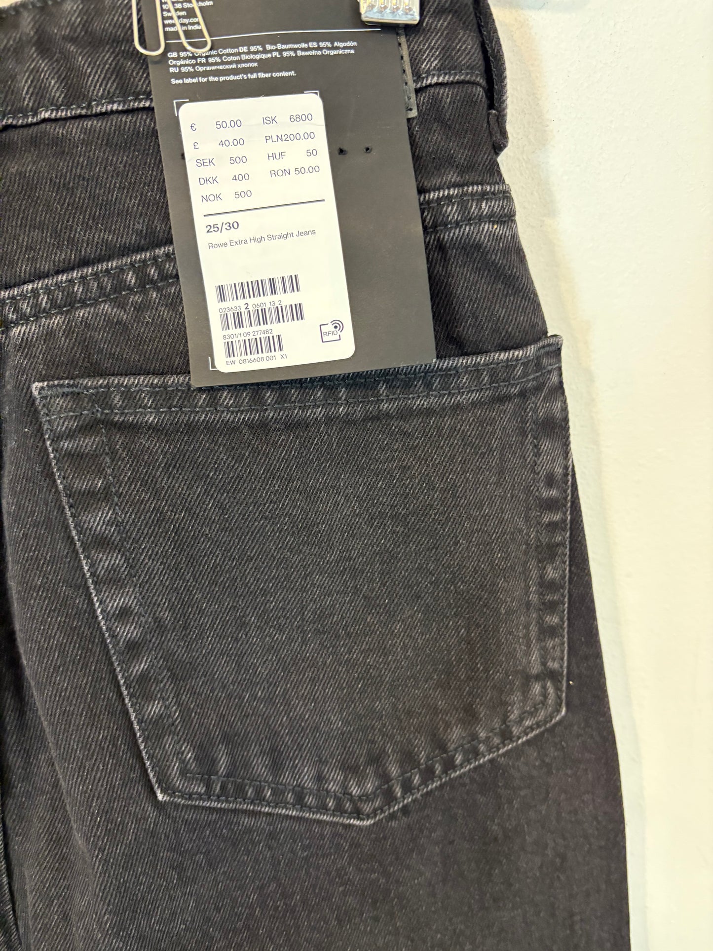 OTRAS. Denim negro cintura alta. T 25 (36)