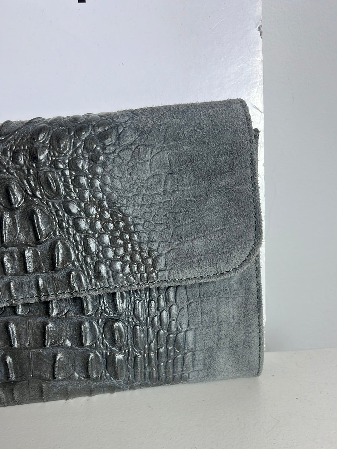 OTRAS. Bolso/cartera piel gris troquelada