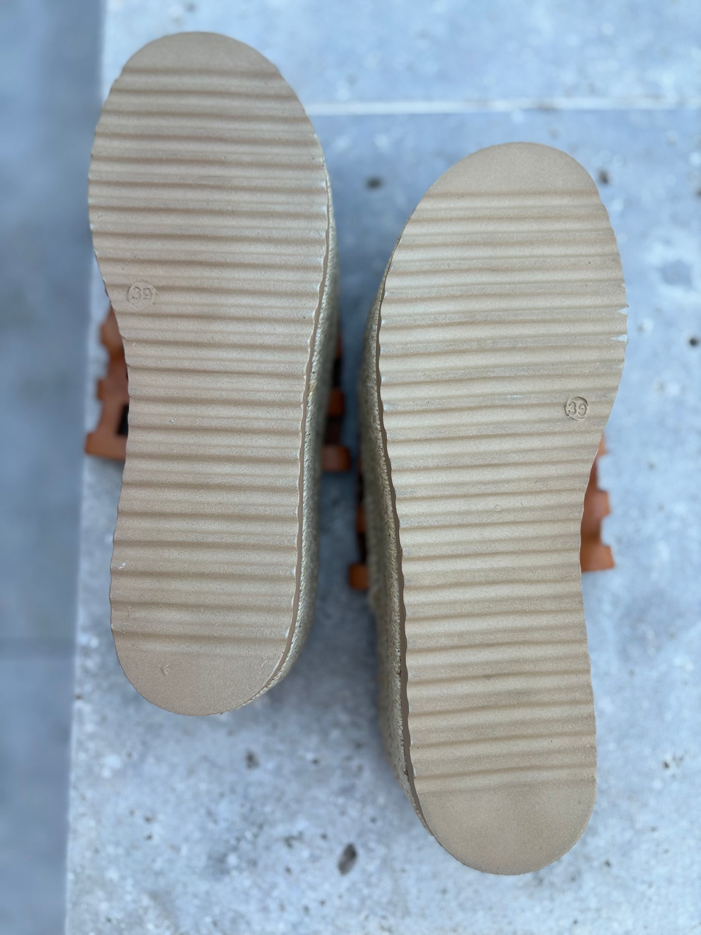 MAKIS KROTIS. Sandalia piel plataforma. T 39