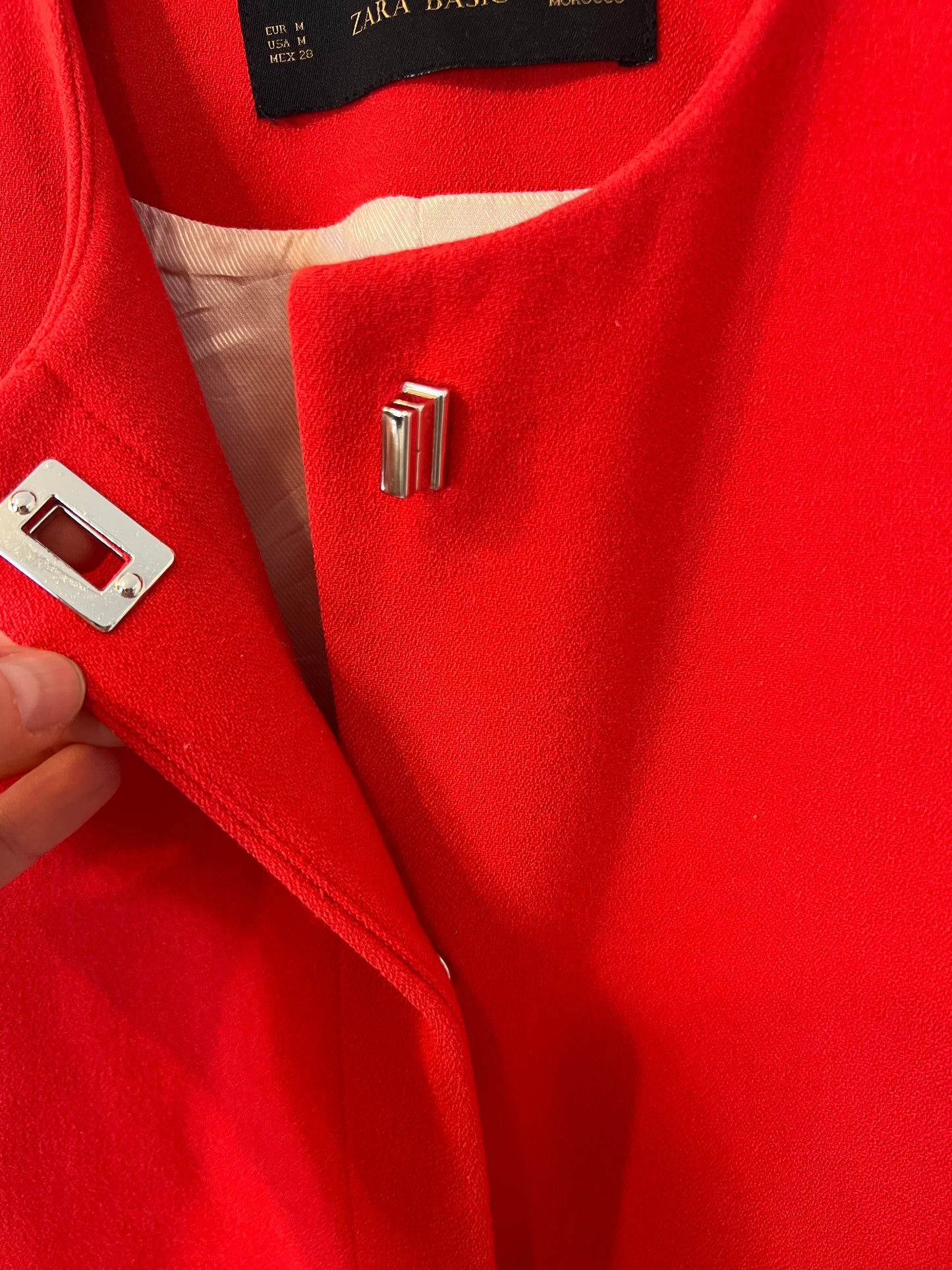 ZARA. Chaqueta roja detalle cierre. T M