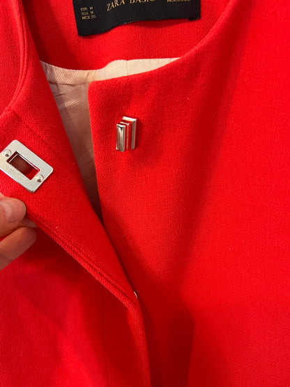 ZARA. Chaqueta roja detalle cierre. T M