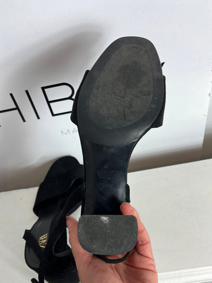 ZARA. Sandalia negra tira negra al tobillo. T 39