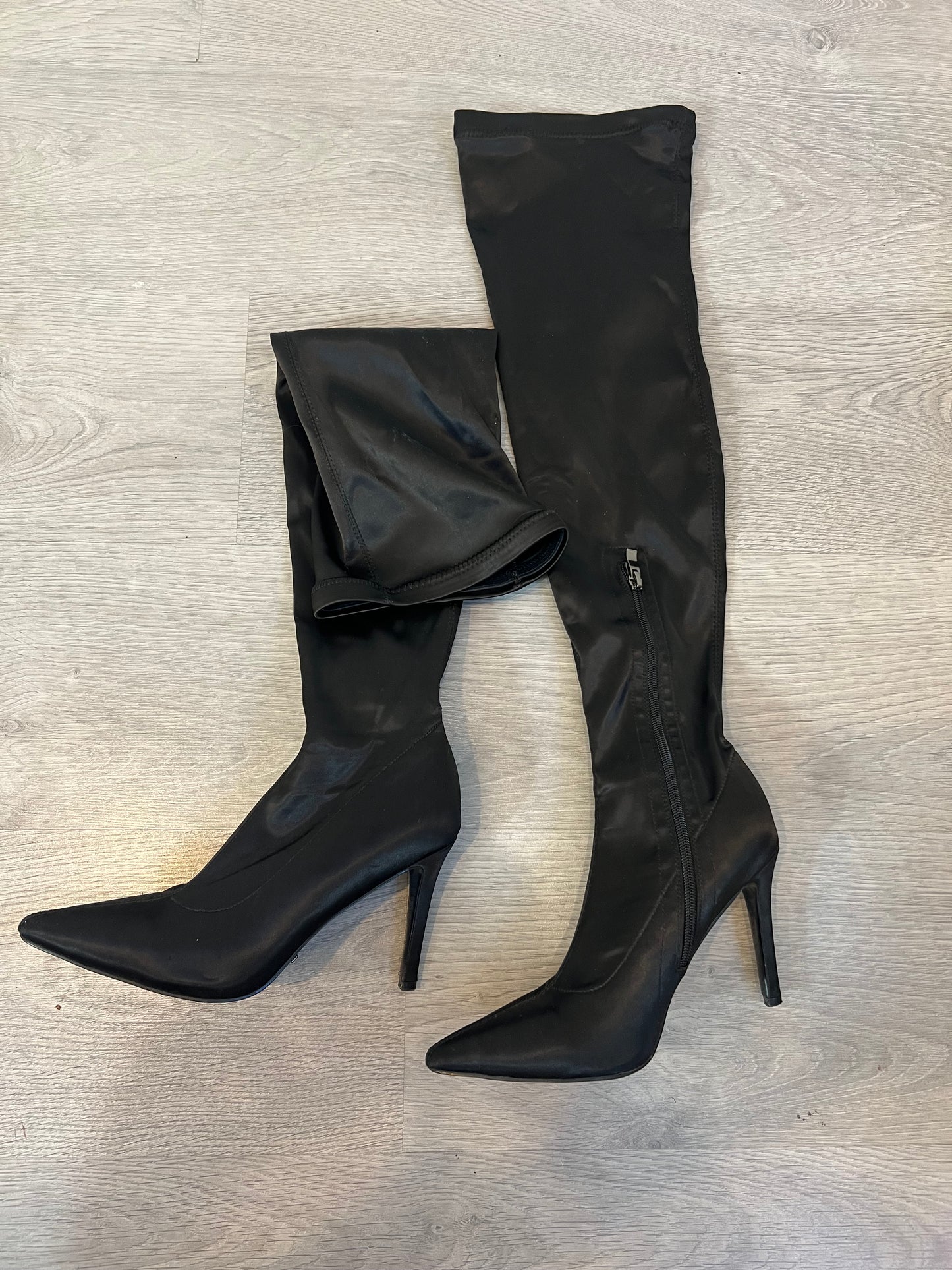 STUDIO F. Bota alta negra satinada