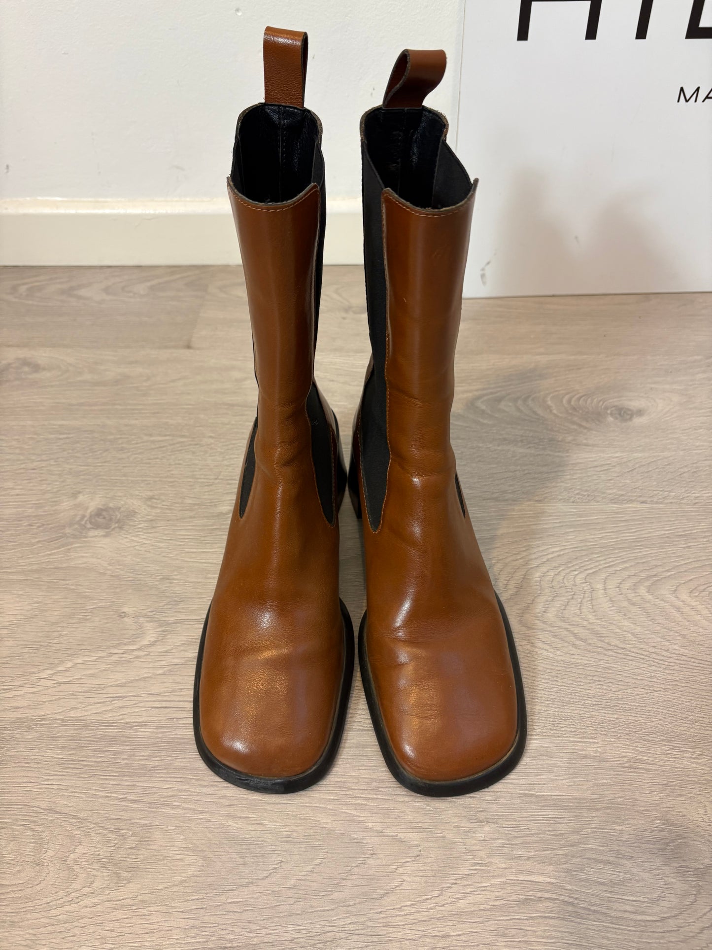 E8. Botines piel marrón