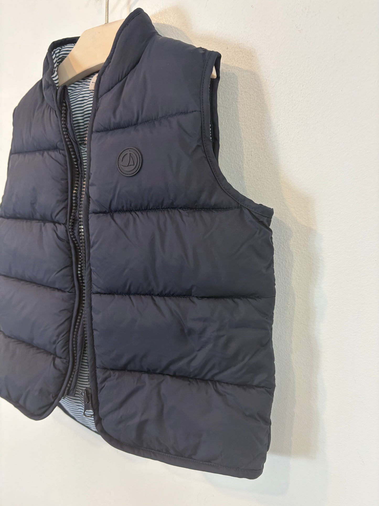 PETIT BATEAU. Chaleco azul acolchado. T 6 años