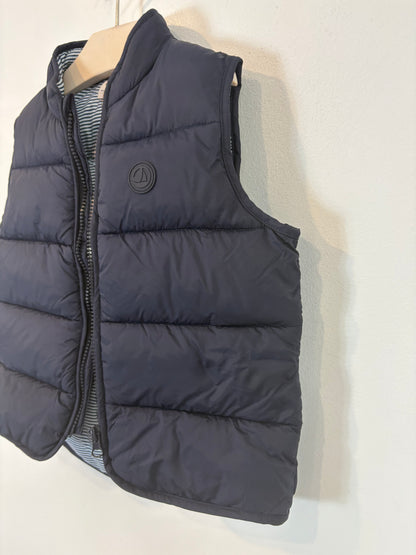 PETIT BATEAU. Chaleco azul acolchado. T 6 años